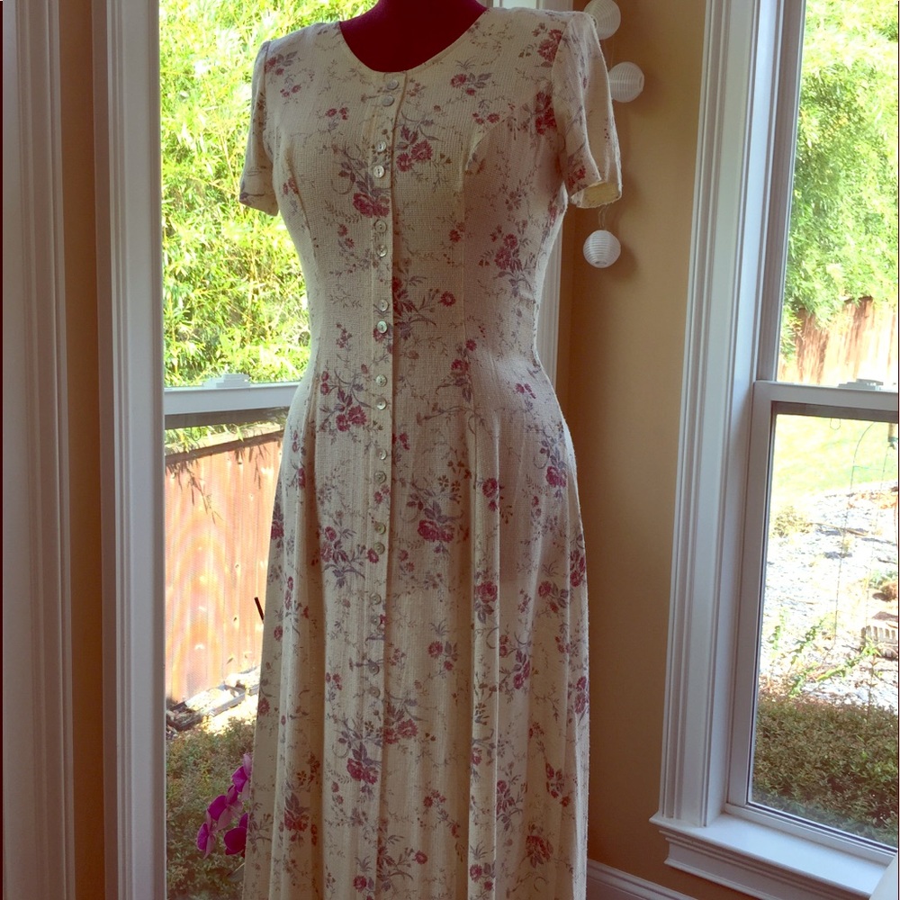 Flattering linen/rayon fitted waist front buttons